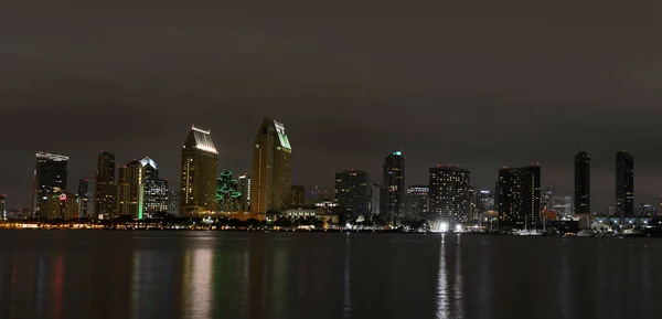 Сан-Дієго skyline вночі — стокове фото