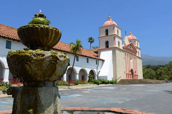 Mission in Santa Barbara, Kalifornien an einem sonnigen Tag — Stockfoto