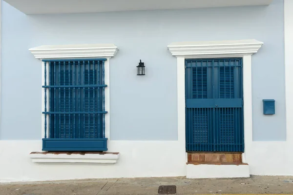 Detail ze starého domu San Juan v Puerto Rico s dveřmi a vyhrajte — Stock fotografie