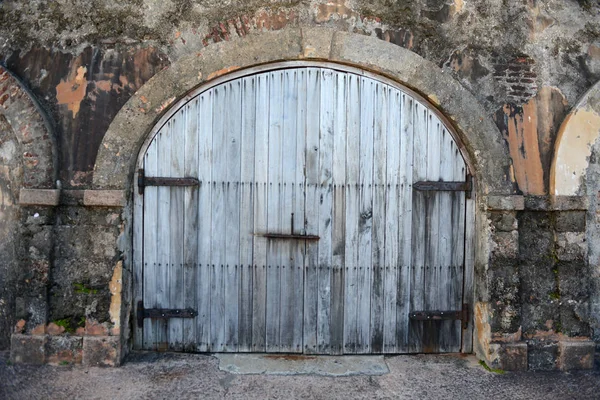 Rustikální dveře na Old San Juan v Puerto Ricu — Stock fotografie