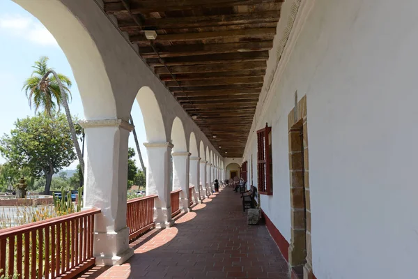 Mission in Santa Barbara, Kalifornien an einem sonnigen Tag — Stockfoto