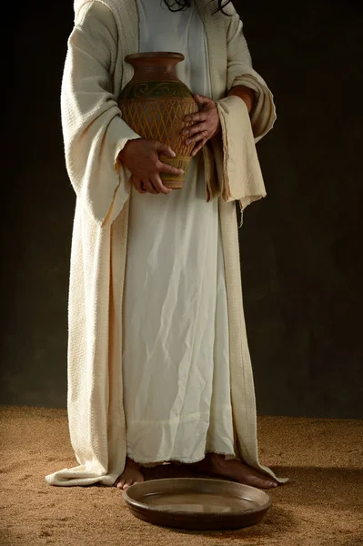 İsa bir kavanoz su ayakta tutan — Stok fotoğraf