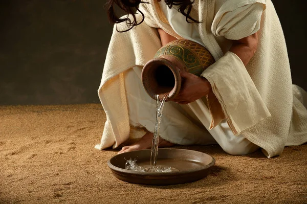 耶稣从罐子里倒水 — 图库照片
