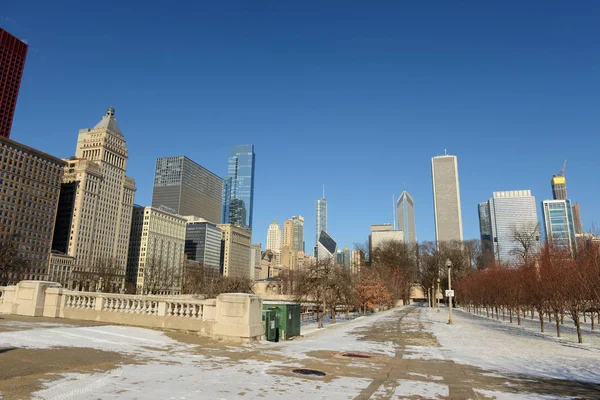 Pohled na centrum Chicago s modrou oblohou — Stock fotografie