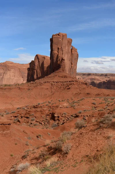 Falésias no Monument Valley em um belo dia ensolarado — Fotografia de Stock