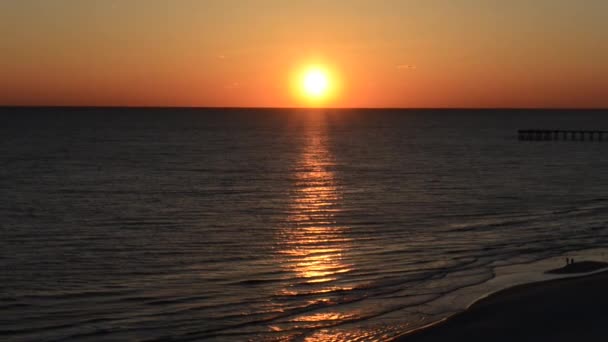 暖かい色と水の反射とパナマ市の夕日 — ストック動画