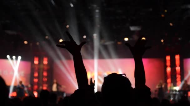 Serviço Adoração Com Pessoas Levantando Mãos Com Luz Palco Fora — Vídeo de Stock