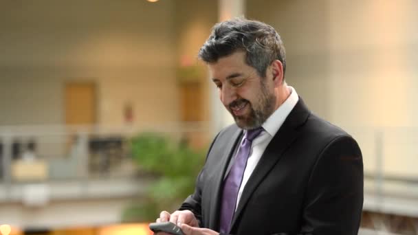 オフィスビル内で電子タブレットを持つビジネスマン — ストック動画