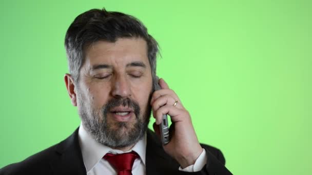 Homem Negócios Maduro Falando Sobre Telefone Celular Com Tela Verde — Vídeo de Stock