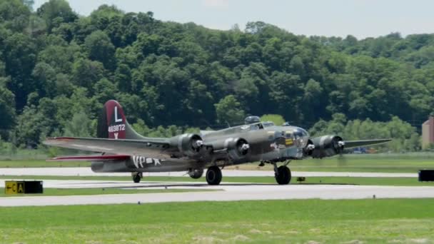 Boeing Bombardeiro Taxiing Durante Show Aéreo — Vídeo de Stock