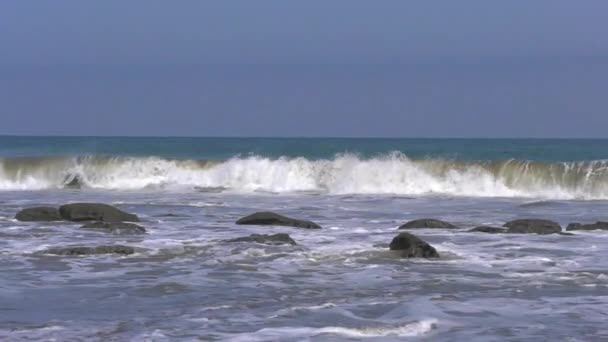 Slow Motion Marcona Beach Med Vågor Kraschar Och Stenar Förgrunden — Stockvideo