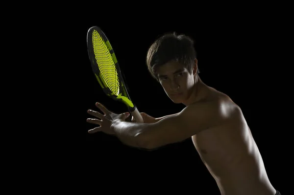 Jogador de tênis jovem pronto para balançar um raquete — Fotografia de Stock