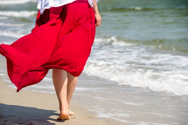 Beach-resa - kvinna gå — Stockfoto