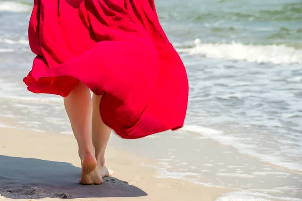 Beach-resa - kvinna gå — Stockfoto