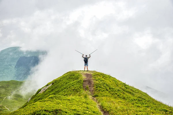 Homme Avec Sac Dos Debout Sur Sommet Montagne — Photo