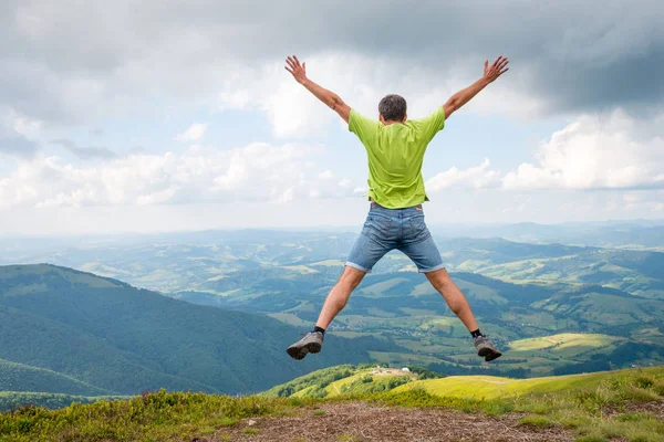 adam dağın zirvesine atlama