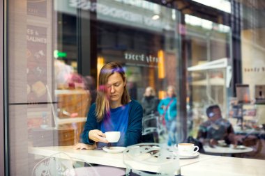 Kafede kahve içme güzel kadın