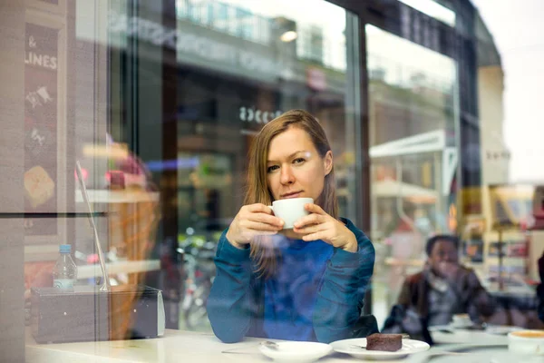 Beautiful woman drinking coffee in the cafe — Stock Photo, Image
