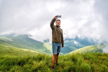 dağ tepe üzerinde duran adam