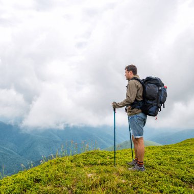 dağ tepe üzerinde duran adam