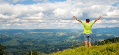 dağ tepe üzerinde duran adam