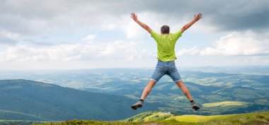 adam dağın zirvesine atlama