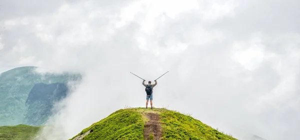 Homme debout sur le sommet de la montagne — Photo