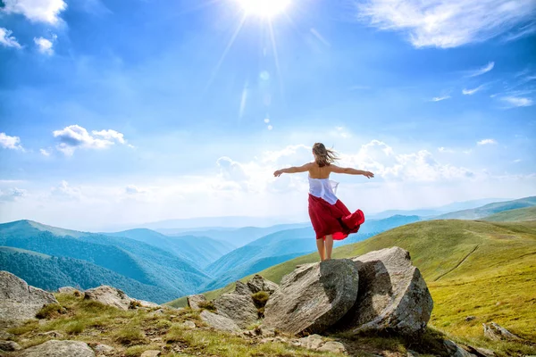 Jeune femme au sommet de la montagne — Photo