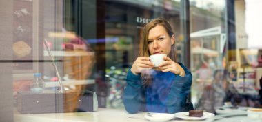 Kafede kahve içme güzel kadın