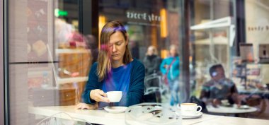 Kafede kahve içme güzel kadın