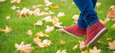 Sonbahar yaprakları yürüyüş ayak ayakkabı