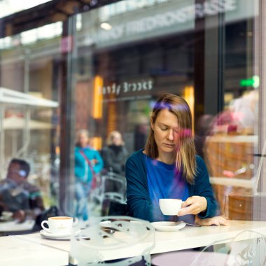 Kafede kahve içme güzel kadın