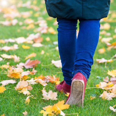 Sonbahar yaprakları yürüyüş ayak ayakkabı
