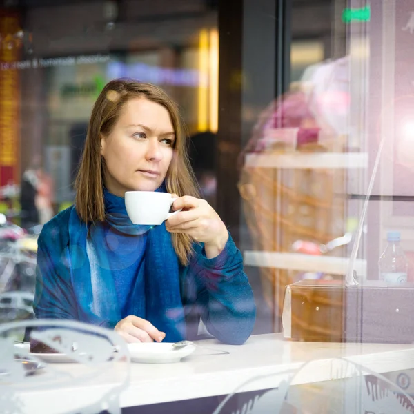 beautiful woman drinking coffee in the cafe