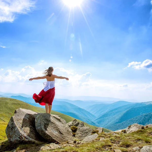 Dağ tepesinde genç kadın — Stok fotoğraf