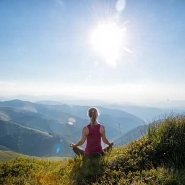 Dağ tepesinde genç kadın