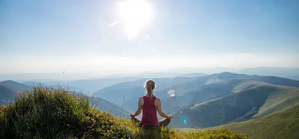 Junge Frau auf dem Gipfel des Berges — Stockfoto