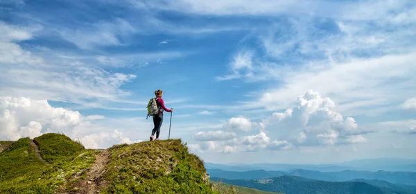 Jeune femme randonnée dans les montagnes — Photo