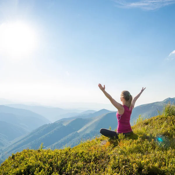 Young woman on the top of mountain — Stock Photo, Image
