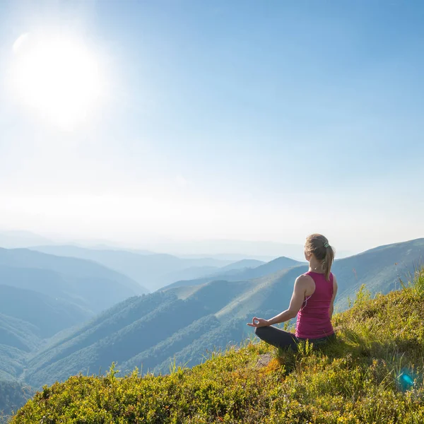 Giovane donna sulla cima della montagna — Foto Stock