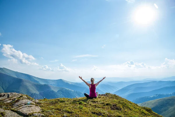 Junge Frau auf dem Gipfel des Berges — Stockfoto