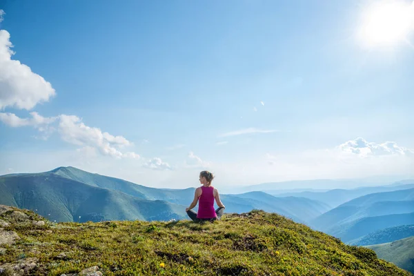 Junge Frau auf dem Gipfel des Berges — Stockfoto