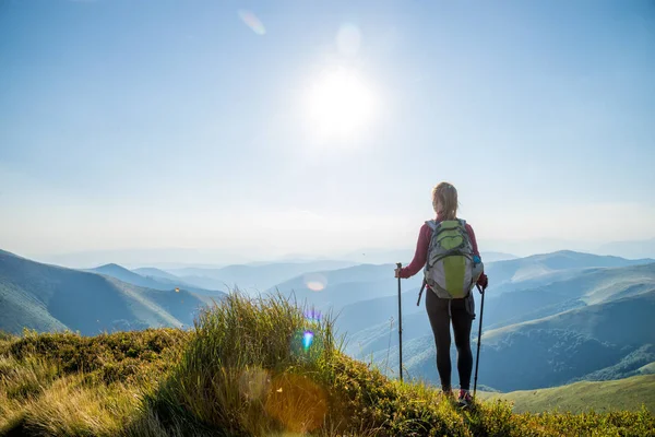 若い女性が山の中をハイキングし — ストック写真