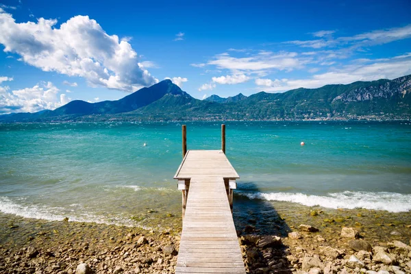 Der Gardasee ist der größte See Italiens — Stockfoto