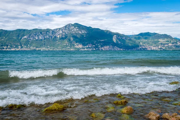 Der Gardasee ist der größte See Italiens — Stockfoto