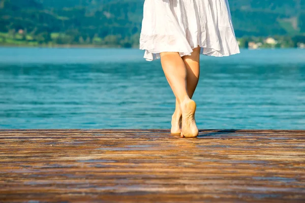 ビーチ旅行 - 女性の足 — ストック写真