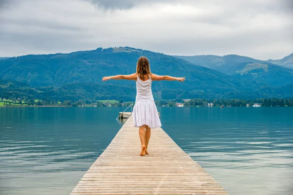 Vrouw lopen op een pier — Stockfoto