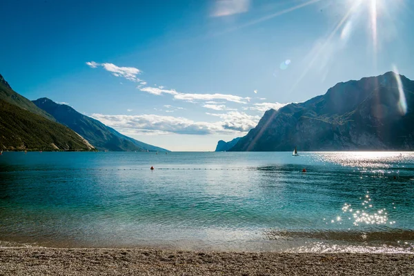 Jezioro Garda jest największym jeziorem we Włoszech — Zdjęcie stockowe