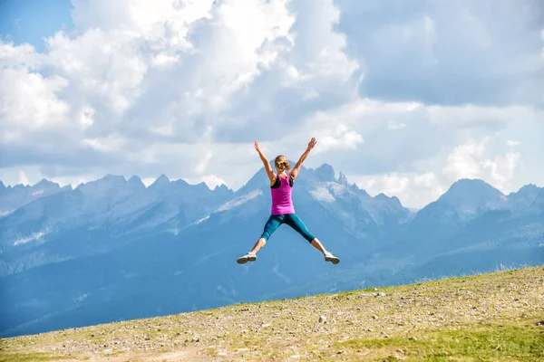 若い女性が山でジャンプ — ストック写真