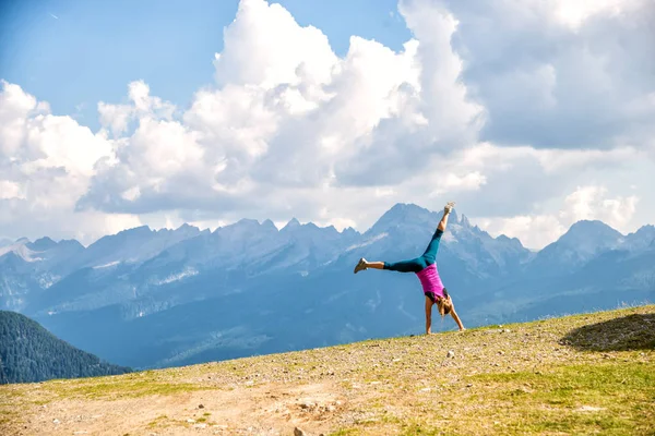 Genç kadın dağlarda atlama — Stok fotoğraf